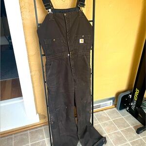 Women’s insulated carhartt overalls - size small